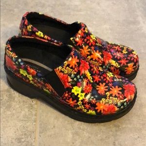 Klogs Naples Neon Daisy clogs 6.5
